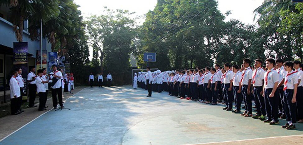 Guru SMPIT Nurul Fikri Jadi Pengibar Bendera