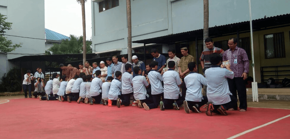 Siswa SIT Nurul Fikri Beri Balon dan Bingkisan di Hari Guru