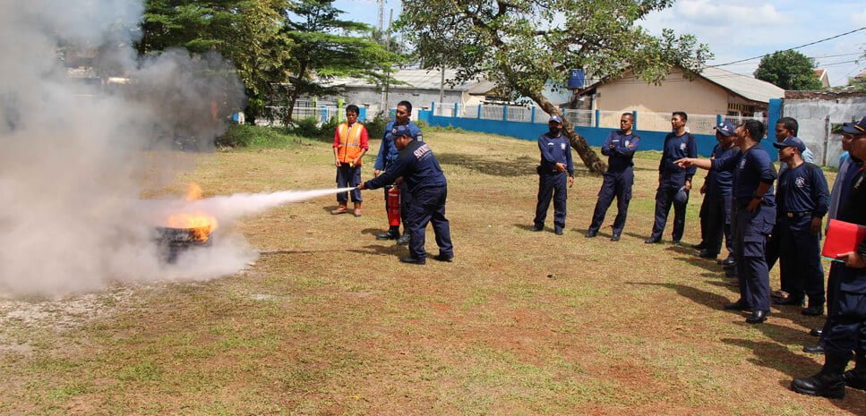 Sekuriti SIT Nurul Fikri Lakukan Mitigasi Pemadam Kebakaran