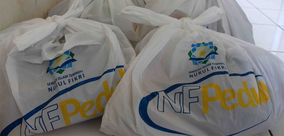YPPU NF Bagikan Sembako untuk Pegawai dan Masyarakat Sekitar SIT Nurul Fikri