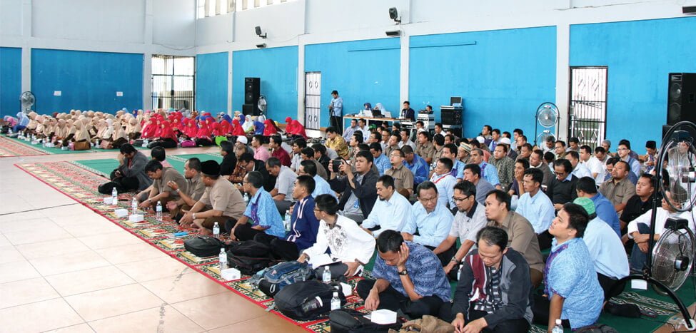 Diawali Penghargaan Masa kerja, Dilanjutkan Halal Bi Halal