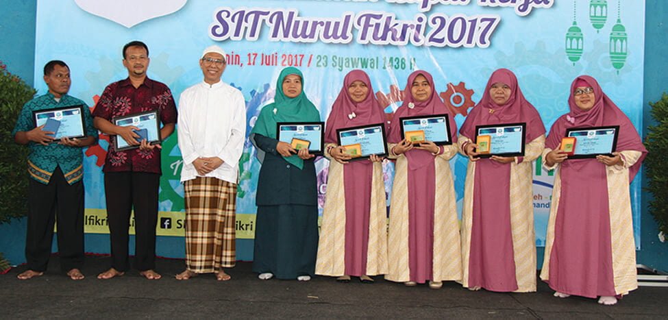 22 Pegawai SIT Nurul Fikri Dapat Penghargaan Masa Kerja