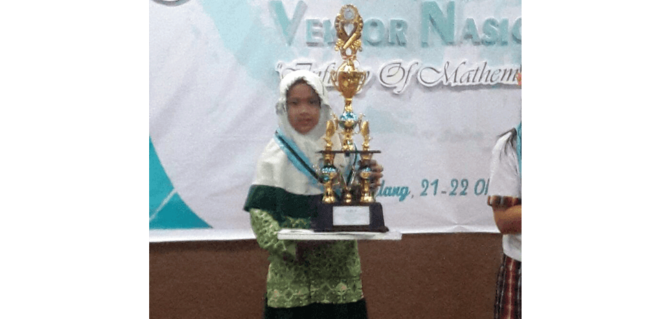 Sarah Juara I MHQ Kategori 3 Juz di Lomba RISWAN