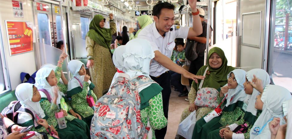 Serunya Field Trip Naik Kereta Rel Listrik