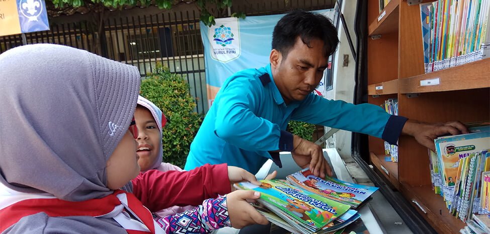 Akhiri Bulan Bahasa Dengan Hadirkan Perpustakaan Keliling