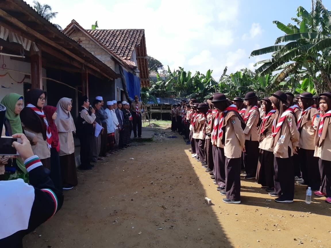 Pramuka SMPIT Nurul Fikri Santuni Warga Kampung Pasir Kaung