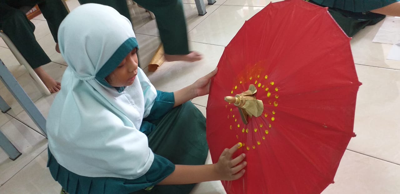 Asyiknya Melukis di atas Payung