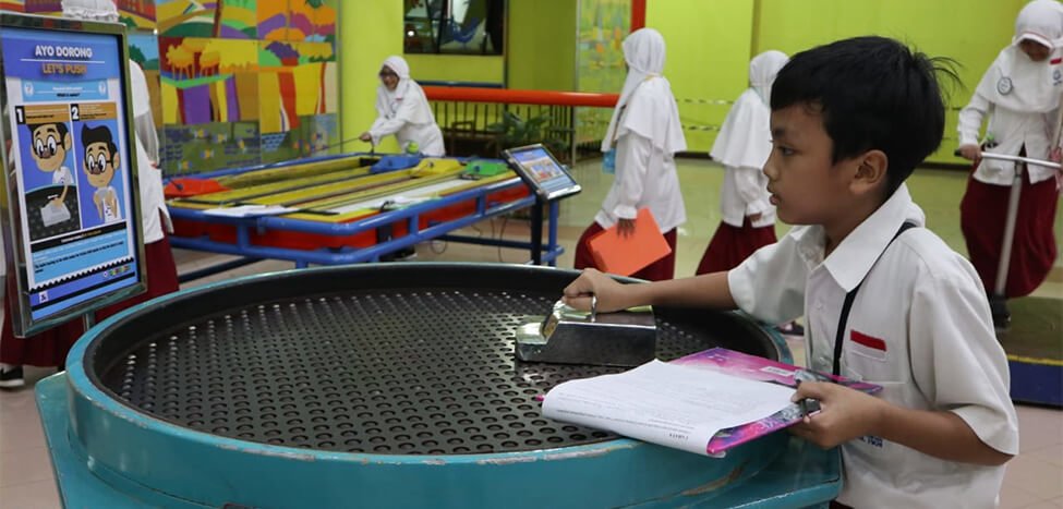 Siswa Kelas 5 Belajar Listrik di PP-IPTEK