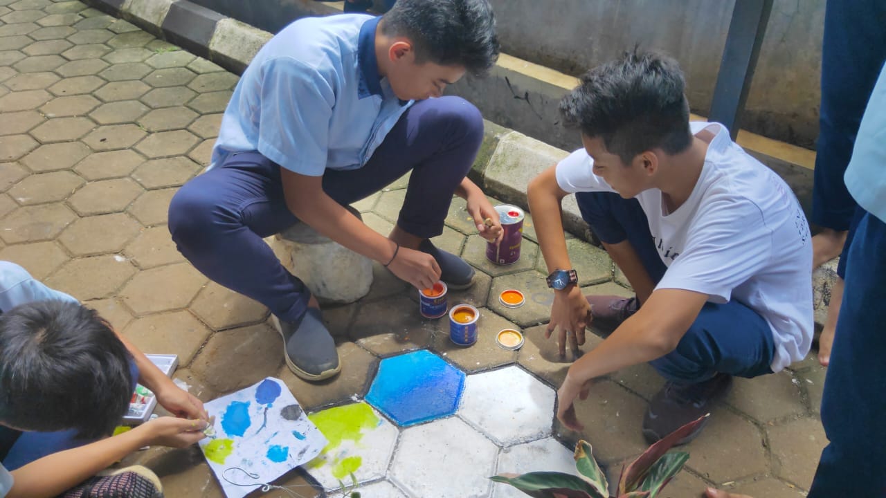 Melukis di Atas Conblock