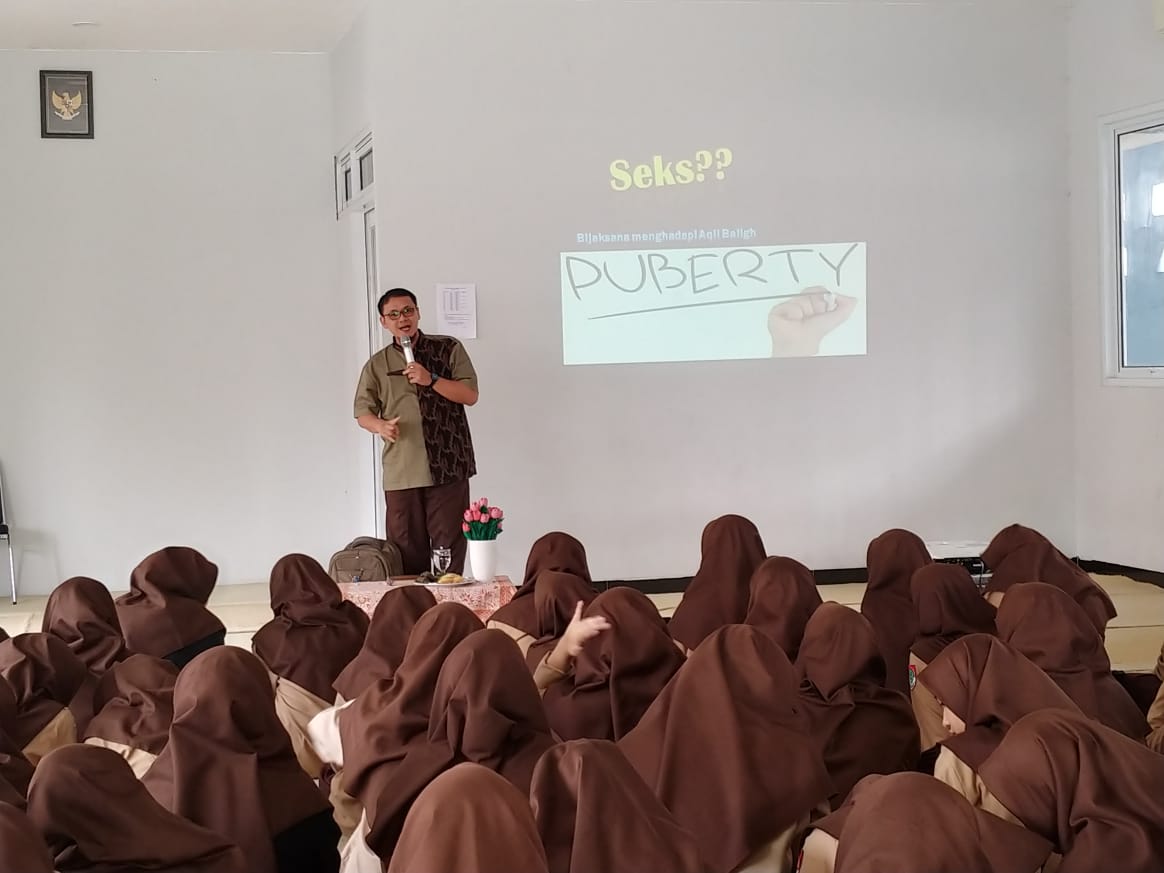 Mengupas Bahaya LGBT Bagi Pelajar Lewat Seminar