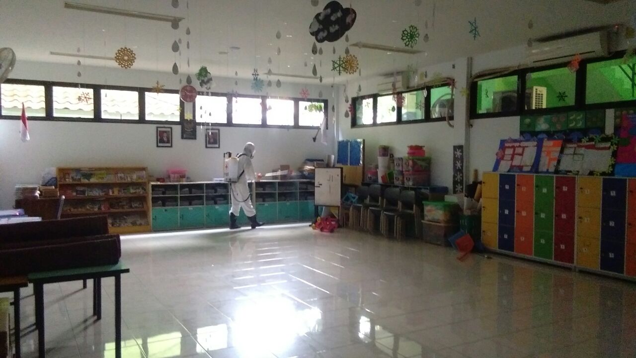 Penyemprotan Disinfektan Gedung SIT Nurul Fikri