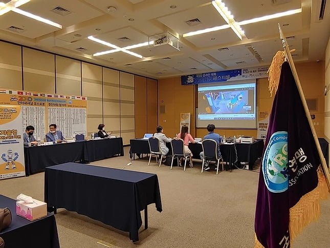 Rafif dan Daffa Raih Emas di Kompetisi Robot Internasional