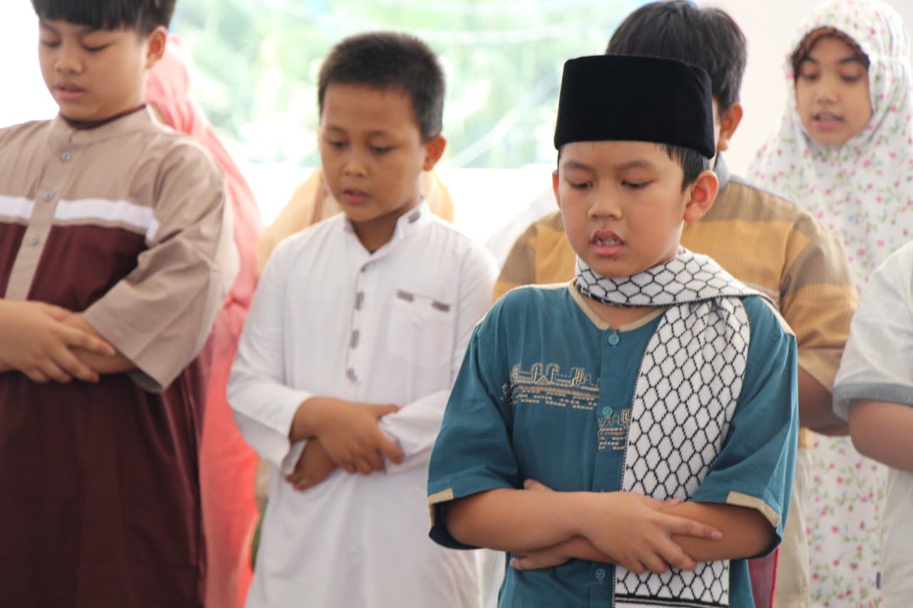 Saat Anak Bertanya, Kenapa Kita Harus Salat?