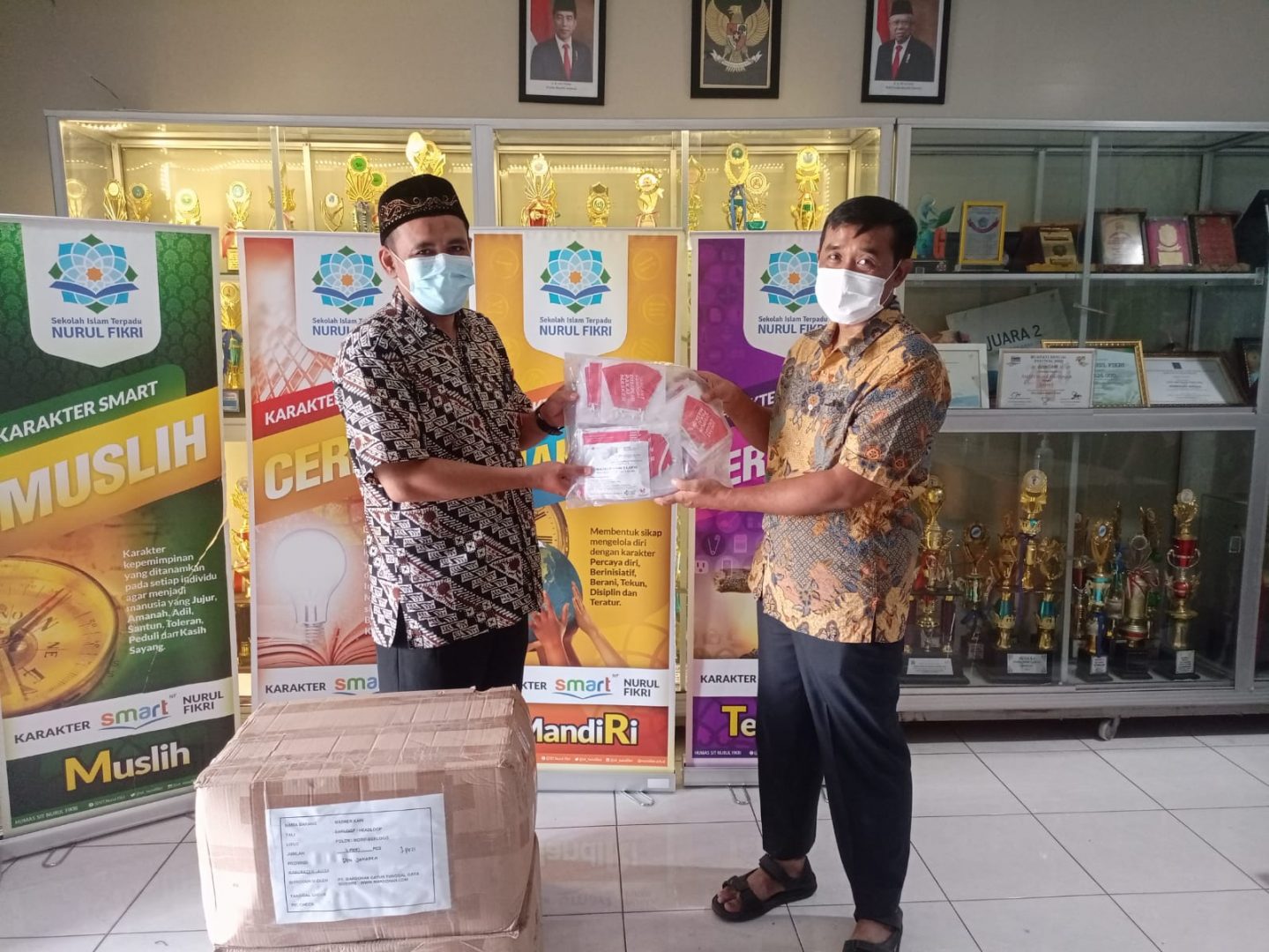 Hari Pertama PTMT, SMAIT Nurul Fikri Terima Bantuan 2000 Masker dari Orang Tua Siswa