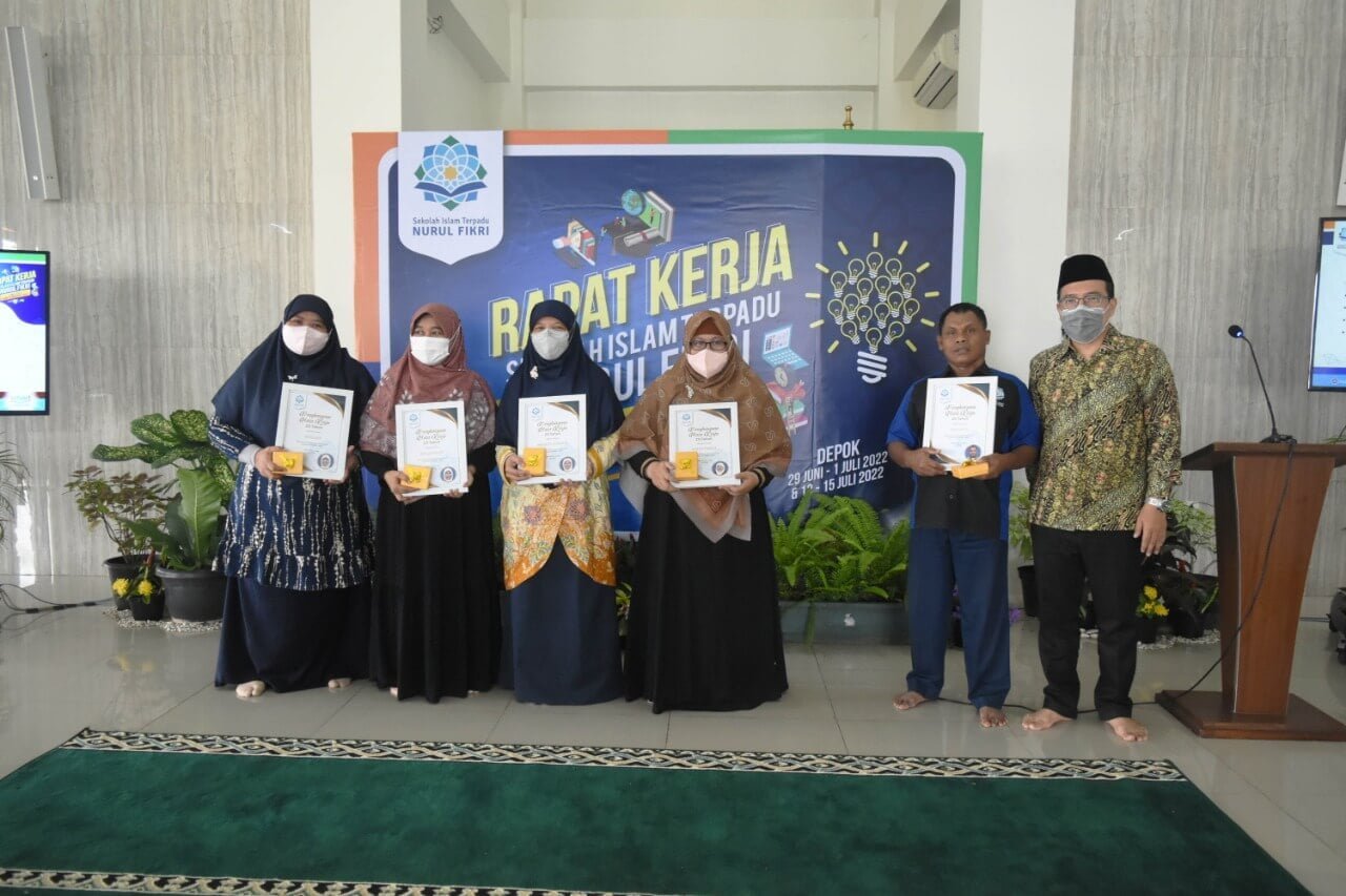 Sambut Tahun Ajaran Baru, SIT Nurul Fikri Beri Penghargaan Masa Kerja pada 20 Pegawainya